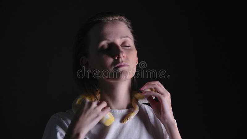 αργή κίνηση βίντεο γυναίκας με το python albino να σέρνεται στο κεφάλι της απόθεμα βίντεο