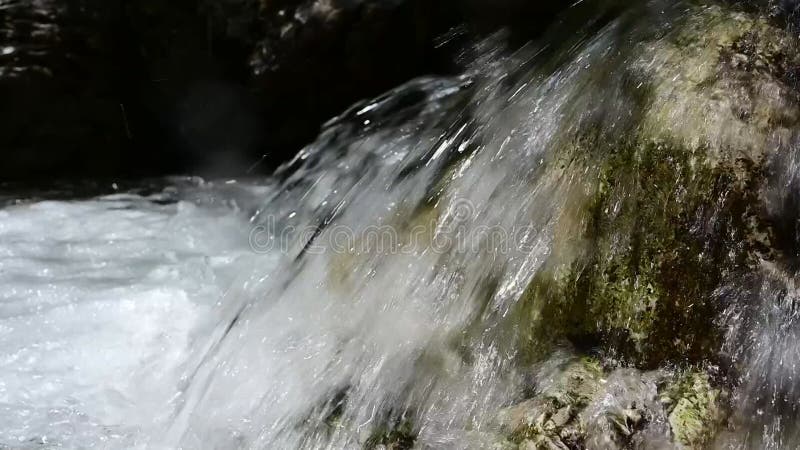 αργή κίνηση νερού που ρέει μέσα από τους βράχους. απόθεμα βίντεο