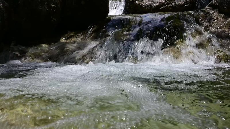αργή κίνηση νερού που ρέει μέσα από τους βράχους. απόθεμα βίντεο
