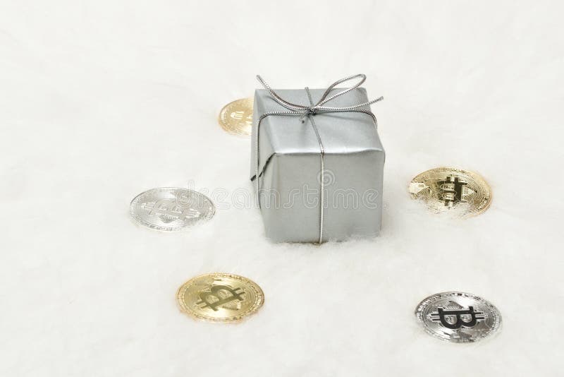 Αργυροειδή κιβώτιο και bitcoins νομίσματα δώρων σε ένα άσπρο υπόβαθρο στοκ εικόνα με δικαίωμα ελεύθερης χρήσης Αργυροειδή κιβώτιο και bitcoins νομίσματα δώρων σε ένα άσπρο υπόβαθρο στοκ εικόνα με δικαίωμα ελεύθερης χρήσης