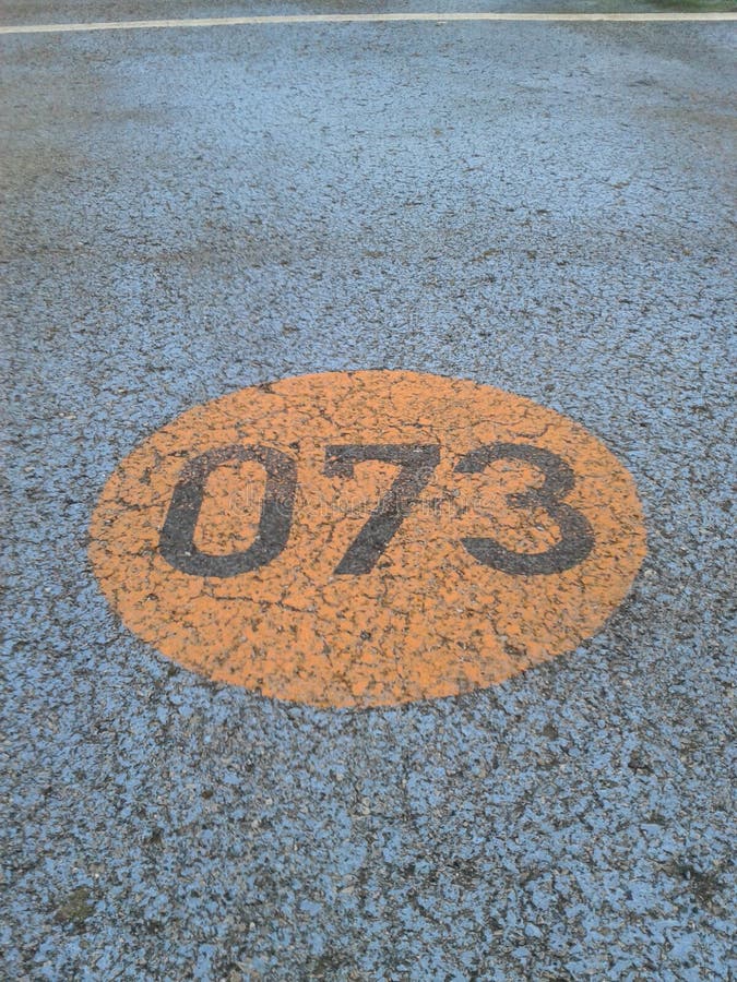 Download Αριθμός 073 που γράφεται στο δρόμο Tarmac Στοκ Εικόνα - εικόνα από κύκλος, tarmac: 62706589
