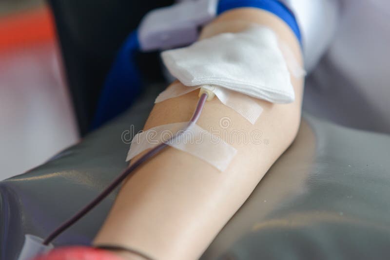 Αριστερό χέρι του ασιατικού αρσενικού που λαμβάνει το αίμα και που κρατά τη λαστιχένια σφαίρα διαθέσιμη Υγειονομική περίθαλψη και στοκ εικόνα με δικαίωμα ελεύθερης χρήσης Αριστερό χέρι του ασιατικού αρσενικού που λαμβάνει το αίμα και που κρατά τη λαστιχένια σφαίρα διαθέσιμη Υγειονομική περίθαλψη και στοκ εικόνα με δικαίωμα ελεύθερης χρήσης