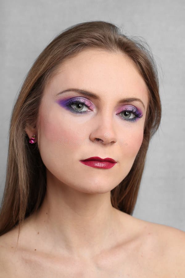 Αρκετά νέα γυναίκα με το φωτεινό βράδυ makeup στοκ εικόνες Αρκετά νέα γυναίκα με το φωτεινό βράδυ makeup στοκ εικόνες