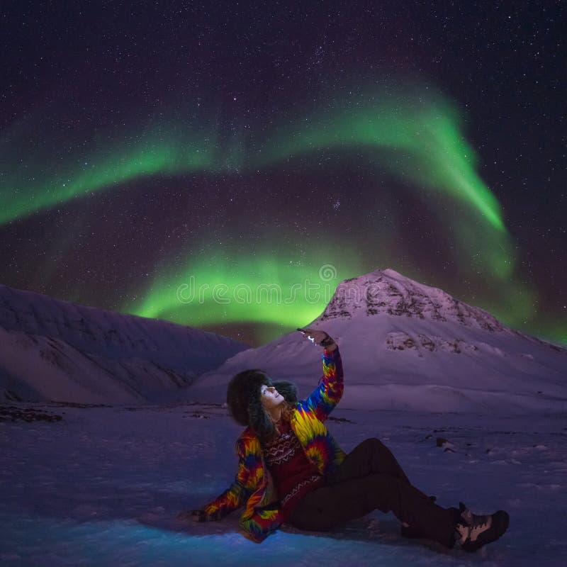 Αρκτικό βόρειο αστέρι ουρανού borealis αυγής φω'των στο άτομο Svalbard κοριτσιών ταξιδιού της Νορβηγίας blogger στην πόλη Longyea στοκ φωτογραφία με δικαίωμα ελεύθερης χρήσης Αρκτικό βόρειο αστέρι ουρανού borealis αυγής φω'των στο άτομο Svalbard κοριτσιών ταξιδιού της Νορβηγίας blogger στην πόλη Longyea στοκ φωτογραφία με δικαίωμα ελεύθερης χρήσης