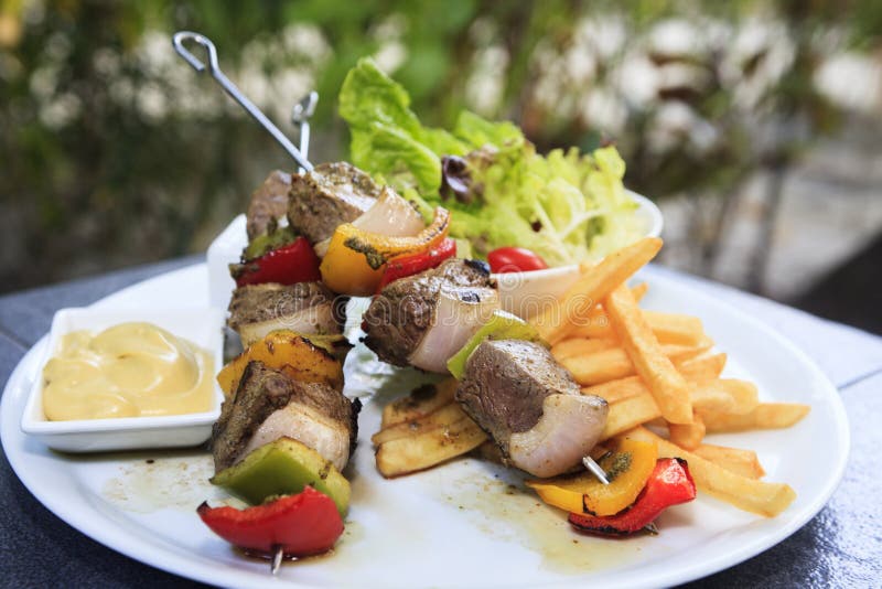 Αρνί shish kebab στα οβελίδια με τα λαχανικά στοκ φωτογραφίες Αρνί shish kebab στα οβελίδια με τα λαχανικά στοκ φωτογραφίες