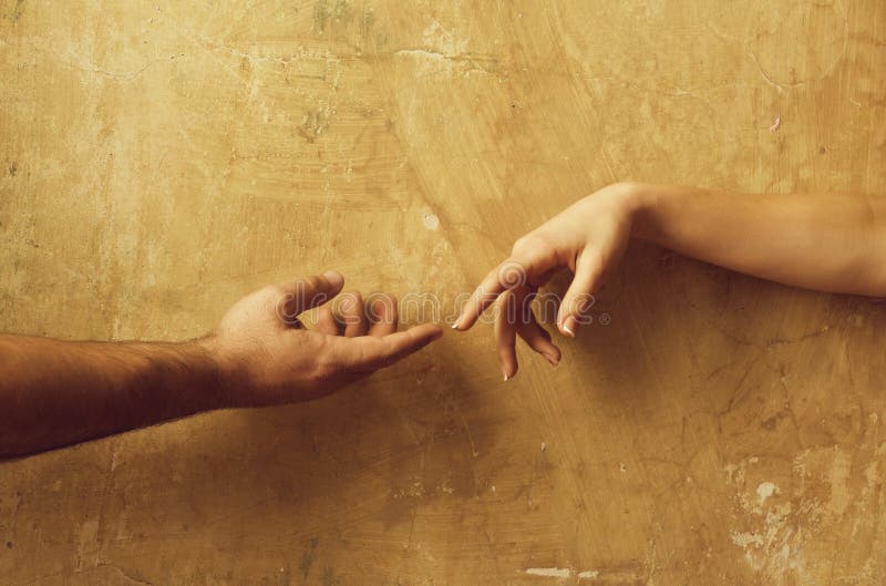 Αρσενικά και θηλυκά χέρια που φθάνουν ο ένας στον άλλο στοκ φωτογραφίες