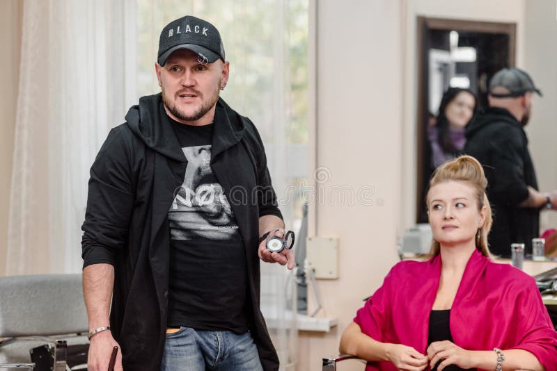 Αρσενική εργασία visagist στοκ φωτογραφία με δικαίωμα ελεύθερης χρήσης Αρσενική εργασία visagist στοκ φωτογραφία με δικαίωμα ελεύθερης χρήσης