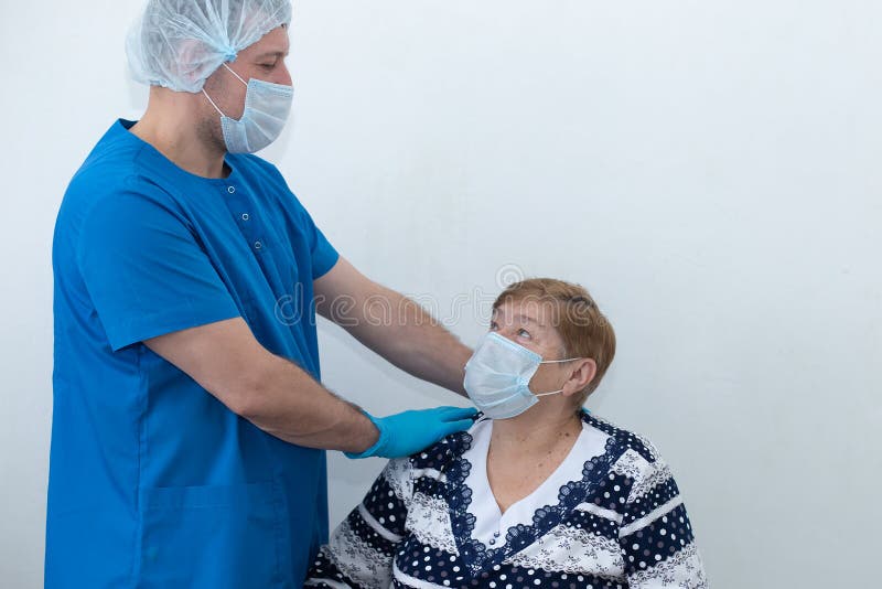 αρσενική νοσοκόμα με ηλικιωμένο ασθενή στην πτέρυγα στοκ φωτογραφίες