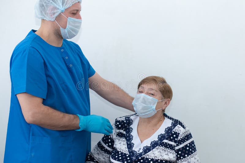 αρσενική νοσοκόμα με ηλικιωμένο ασθενή στην πτέρυγα στοκ εικόνες