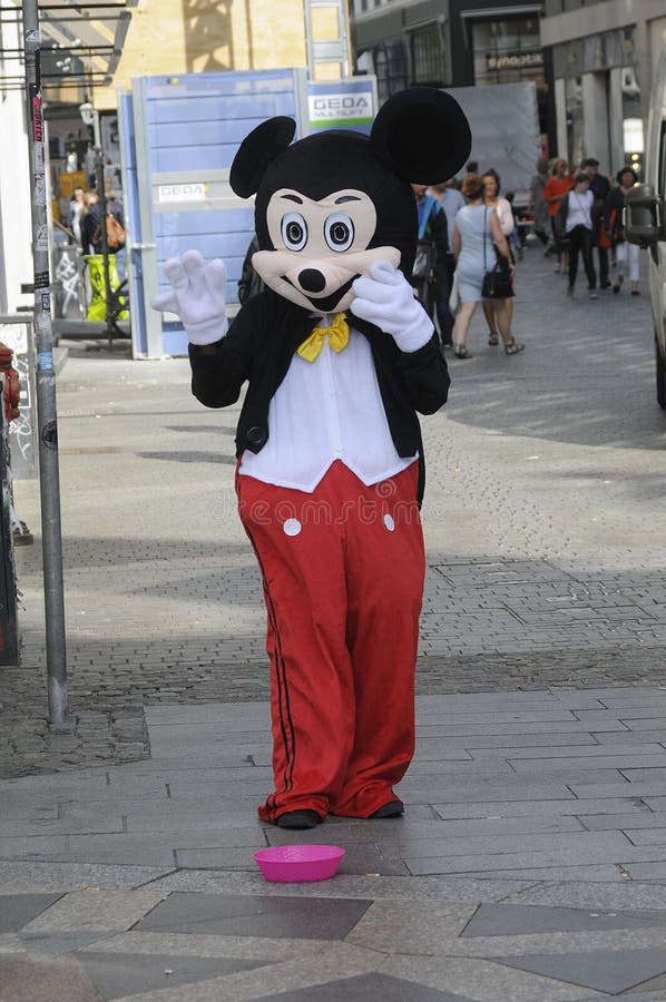 ΑΡΣΕΝΙΚΑ ΦΟΡΕΜΑΤΑ ΩΣ ΠΟΝΤΊΚΙ MICKY ΓΙΑ ΤΑ ΜΙΚΡΆ ΜΕΤΡΗΤΆ στοκ φωτογραφία ΑΡΣΕΝΙΚΑ ΦΟΡΕΜΑΤΑ ΩΣ ΠΟΝΤΊΚΙ MICKY ΓΙΑ ΤΑ ΜΙΚΡΆ ΜΕΤΡΗΤΆ στοκ φωτογραφία