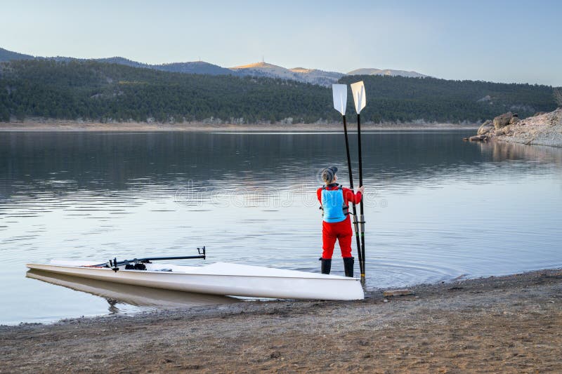 αρσενικό κωπηλατικό και παράκτιο κωπηλατικό περίβλημα σε βραχώδη ακτή της λίμνης Κάρτερ στοκ εικόνες με δικαίωμα ελεύθερης χρήσης