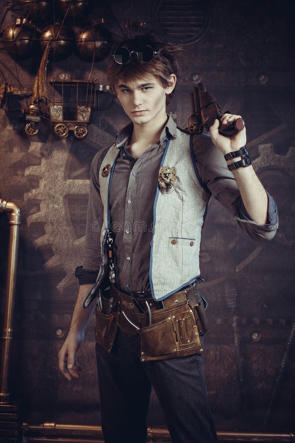 Αρσενικό πορτρέτο στο ύφος steampunk σε ένα σκοτεινό υπόβαθρο στοκ εικόνες με δικαίωμα ελεύθερης χρήσης Αρσενικό πορτρέτο στο ύφος steampunk σε ένα σκοτεινό υπόβαθρο στοκ εικόνες με δικαίωμα ελεύθερης χρήσης