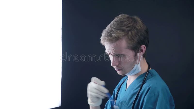 Αρσενικός γιατρός που εξετάζει μια των ακτίνων X εικόνα ενός κεφαλιού