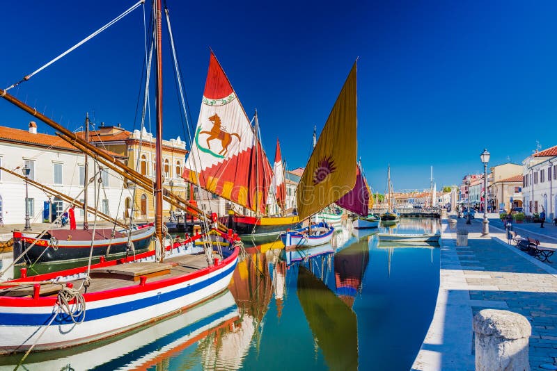 Download αρχαία Sailboats στον ιταλικό λιμένα καναλιών Στοκ Εικόνα - εικόνα από παραδοσιακός, διακοσμημένος: 62714985