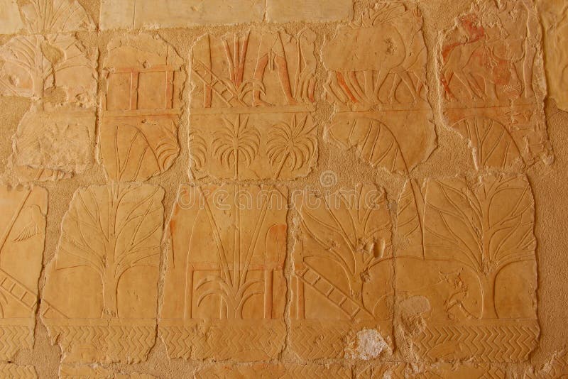 Αρχαία ανακούφιση στον τοίχο του ναού Hatshepsut σε Thebes/Luxor στην Αίγυπτο, κοντά στην κοιλάδα των βασιλιάδων με την εικόνα στοκ εικόνες Αρχαία ανακούφιση στον τοίχο του ναού Hatshepsut σε Thebes/Luxor στην Αίγυπτο, κοντά στην κοιλάδα των βασιλιάδων με την εικόνα στοκ εικόνες