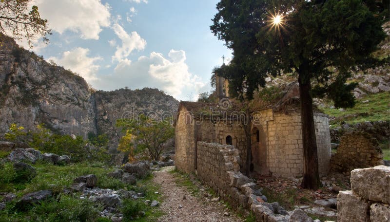 Αρχαία καταστροφή εκκλησιών στο Μαυροβούνιο στοκ εικόνα Αρχαία καταστροφή εκκλησιών στο Μαυροβούνιο στοκ εικόνα