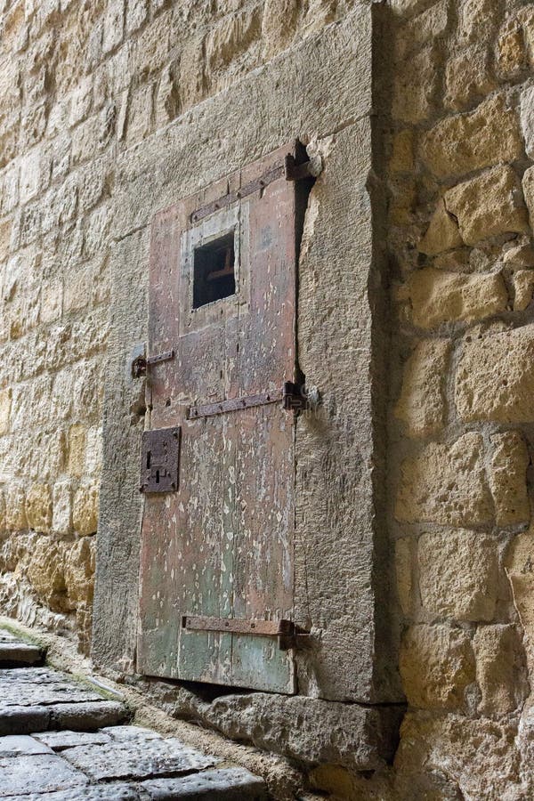 Αρχαία ογκώδης ξύλινη πόρτα στο μεσαιωνικό φρούριο Παλαιά είσοδος στο ευρωπαϊκό κάστρο στην Ιταλία στοκ φωτογραφίες με δικαίωμα ελεύθερης χρήσης