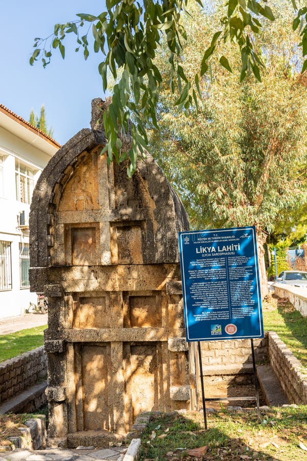 Αρχαία σαρκοφάγος σε σχήμα μεγάλου θησαυροφυλακίου, διατηρημένη στη μέση της σύγχρονης πόλης Φετιγιέ στοκ φωτογραφία Αρχαία σαρκοφάγος σε σχήμα μεγάλου θησαυροφυλακίου, διατηρημένη στη μέση της σύγχρονης πόλης Φετιγιέ στοκ φωτογραφία