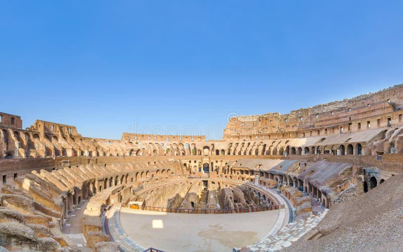 Αρχαίες καταστροφές Colosseo από μέσα στο φως πρωινού στοκ εικόνες Αρχαίες καταστροφές Colosseo από μέσα στο φως πρωινού στοκ εικόνες