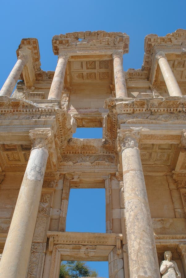 Αρχαίες καταστροφές της βιβλιοθήκης του Κέλσου, καταστροφές της αρχαίας πόλης Ephesus, η πόλη αρχαίου Έλληνα στην Τουρκία στοκ εικόνες με δικαίωμα ελεύθερης χρήσης Αρχαίες καταστροφές της βιβλιοθήκης του Κέλσου, καταστροφές της αρχαίας πόλης Ephesus, η πόλη αρχαίου Έλληνα στην Τουρκία στοκ εικόνες με δικαίωμα ελεύθερης χρήσης