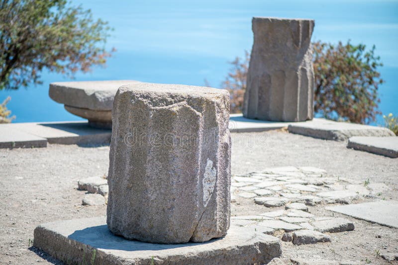 Αρχαίες Πέτρινες Στήλες στο Άσσος Τουρκία στοκ φωτογραφία