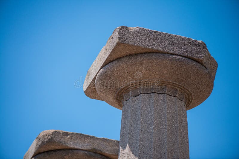 Αρχαίες Πέτρινες Στήλες στο Άσσος Τουρκία στοκ φωτογραφία