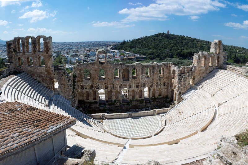 Αρχαίο θέατρο πετρών με τα μαρμάρινα βήματα Odeon Herodes Atticus στη νότια κλίση της ακρόπολη στοκ εικόνα Αρχαίο θέατρο πετρών με τα μαρμάρινα βήματα Odeon Herodes Atticus στη νότια κλίση της ακρόπολη στοκ εικόνα