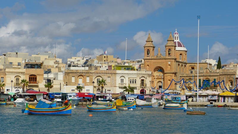 Αρχαίο ψαροχώρι Marsaxlokk στη Μάλτα στοκ φωτογραφία με δικαίωμα ελεύθερης χρήσης Αρχαίο ψαροχώρι Marsaxlokk στη Μάλτα στοκ φωτογραφία με δικαίωμα ελεύθερης χρήσης