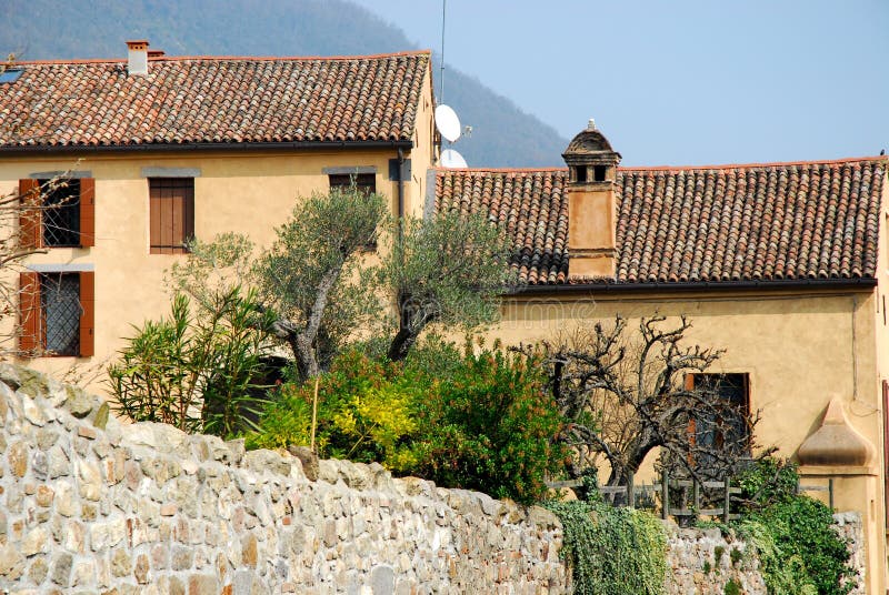 Αρχαίοι τοίχοι πετρών ενός σπιτιού σε Arquà Petrarca Βένετο Ιταλία στοκ εικόνες Αρχαίοι τοίχοι πετρών ενός σπιτιού σε Arquà Petrarca Βένετο Ιταλία στοκ εικόνες