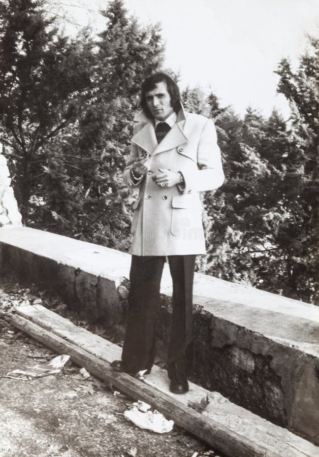 Αρχική φωτογραφία του 1970, εκλεκτής ποιότητας ιταλικό άτομο υπαίθριο Ιματισμός μόδας στοκ φωτογραφίες με δικαίωμα ελεύθερης χρήσης Αρχική φωτογραφία του 1970, εκλεκτής ποιότητας ιταλικό άτομο υπαίθριο Ιματισμός μόδας στοκ φωτογραφίες με δικαίωμα ελεύθερης χρήσης