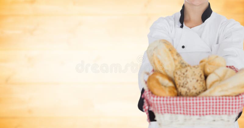 Αρχιμάγειρας με το ψωμί ενάντια στη μουτζουρωμένη κίτρινη ξύλινη επιτροπή στοκ φωτογραφία με δικαίωμα ελεύθερης χρήσης Αρχιμάγειρας με το ψωμί ενάντια στη μουτζουρωμένη κίτρινη ξύλινη επιτροπή στοκ φωτογραφία με δικαίωμα ελεύθερης χρήσης