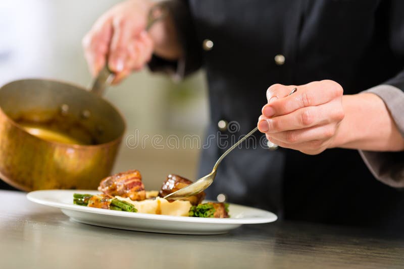 Αρχιμάγειρας στο μαγείρεμα κουζινών ξενοδοχείων ή εστιατορίων στοκ εικόνα