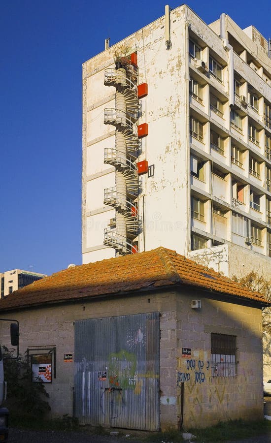 αρχιτεκτονική vintage έναντι νεότερης αρχιτεκτονικής στην πόλη rishon le zion israel στοκ εικόνα
