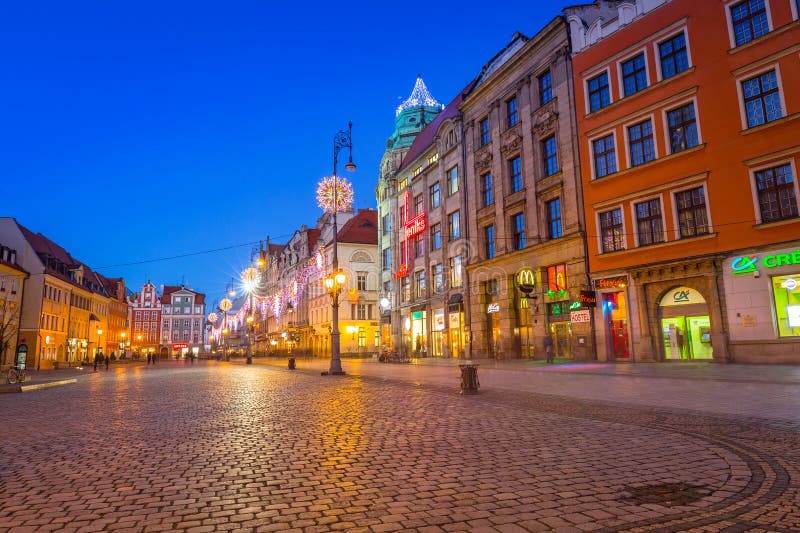 Αρχιτεκτονική του τετραγώνου αγοράς σε Wroclaw στο σούρουπο, Πολωνία στοκ εικόνες Αρχιτεκτονική του τετραγώνου αγοράς σε Wroclaw στο σούρουπο, Πολωνία στοκ εικόνες