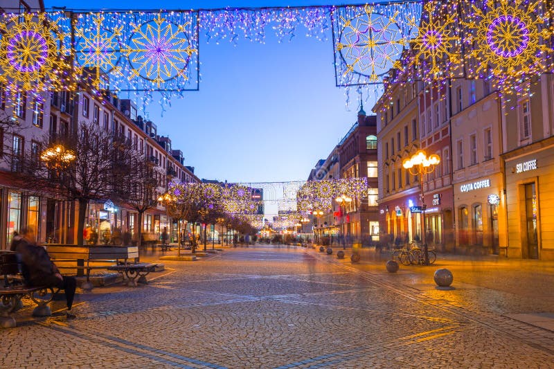 Αρχιτεκτονική του τετραγώνου αγοράς σε Wroclaw στο σούρουπο, Πολωνία στοκ εικόνα με δικαίωμα ελεύθερης χρήσης Αρχιτεκτονική του τετραγώνου αγοράς σε Wroclaw στο σούρουπο, Πολωνία στοκ εικόνα με δικαίωμα ελεύθερης χρήσης