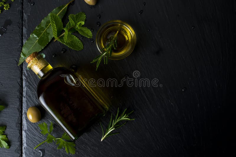 Αρωματικό παρθένο ελαιόλαδο σε ένα μπουκάλι γυαλιού στοκ εικόνα