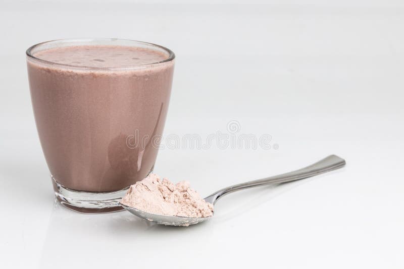 Αρωματισμένα με Chocoate πρωτεϊνούχα ποτά σε γυαλί με εμβέλεια πρωτεϊνης σκόνης στοκ φωτογραφίες