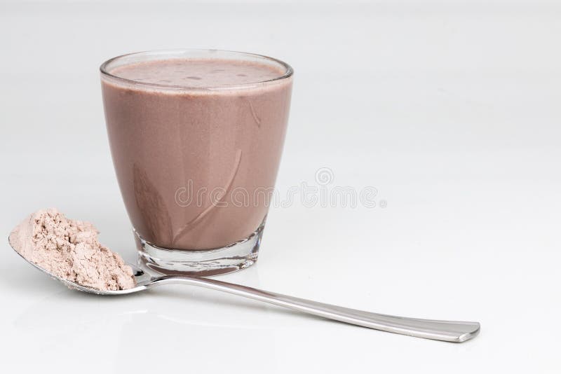 Αρωματισμένα με Chocoate πρωτεϊνούχα ποτά σε γυαλί με εμβέλεια πρωτεϊνης σκόνης στοκ εικόνες