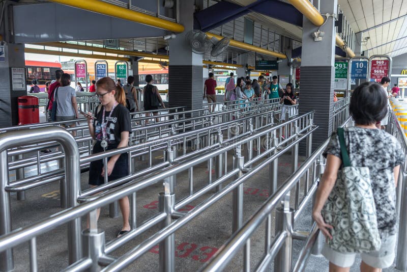 Ασία / Σιγκαπούρη - 23 Νοε 2019: Ανθρώπινη κίνηση κατά τη διάρκεια ωρών εκτός αιχμής σε τερματικό σταθμό λεωφορείου Άτομα χωρίς τ στοκ φωτογραφία με δικαίωμα ελεύθερης χρήσης