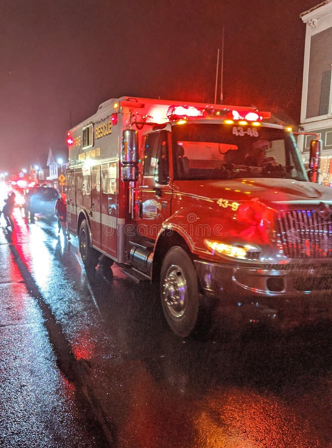 Ασθενοφόρο διάσωσης της πυροσβεστικής στο Winter Walk