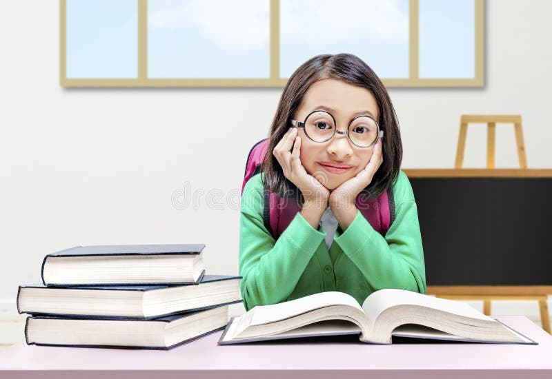 ασιάτισσα κοριτσάκι με γυαλιά που διαβάζει το βιβλίο