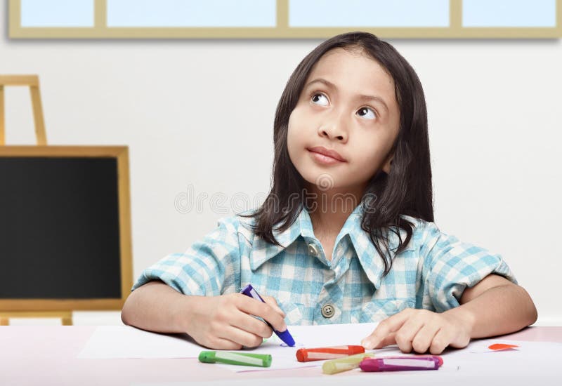 ασιάτισσα κοριτσάκι με κραγιόν στην εφημερίδα στο τραπέζι