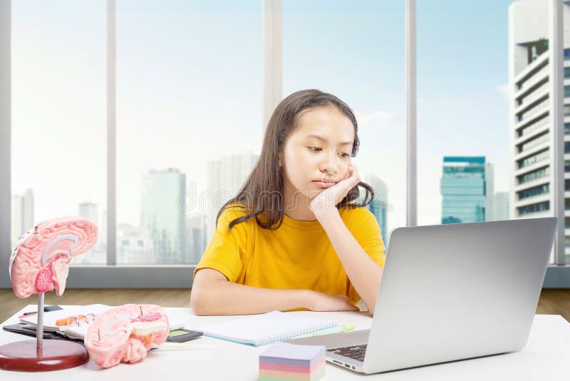 ασιάτισσα κοριτσάκι με φορητό υπολογιστή να πηγαίνει σε μαθήματα online στο σπίτι