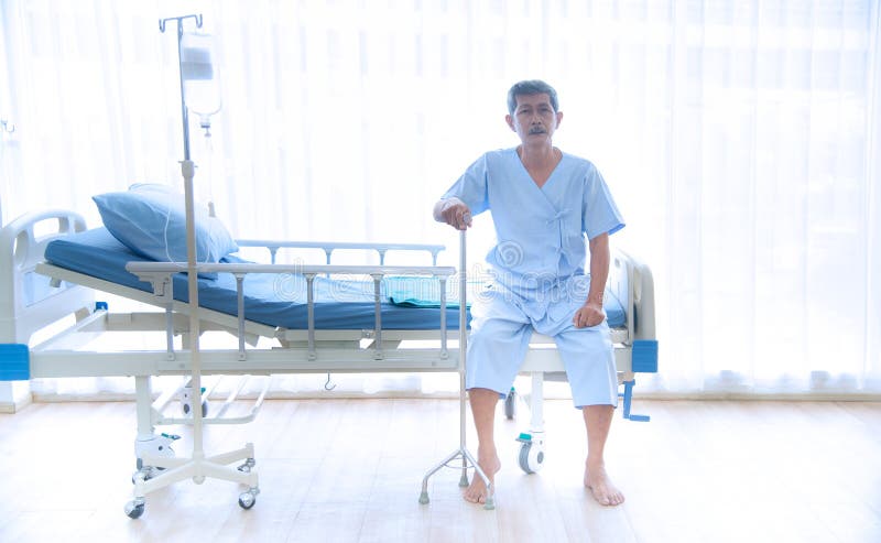 Ασιατική άρρωστη ή ηλικιωμένη παλαιά συνεδρίαση ατόμων μόνο στο κρεβάτι του ασθενή στοκ φωτογραφία Ασιατική άρρωστη ή ηλικιωμένη παλαιά συνεδρίαση ατόμων μόνο στο κρεβάτι του ασθενή στοκ φωτογραφία