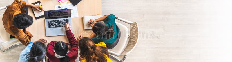 ασιατική επιχειρηματική ομάδα συνεργάζονται σε σύσκεψη ανταλλαγής ιδεών με χρήση φορητού υπολογιστή. γραφείο εκκίνησης συναδέλφου στοκ εικόνες με δικαίωμα ελεύθερης χρήσης