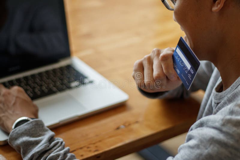 Ασιατική πιστωτική κάρτα εκμετάλλευσης ατόμων και χρησιμοποίηση του φορητού προσωπικού υπολογιστή καθμένος στον καφέ Σε απευθείας στοκ φωτογραφία με δικαίωμα ελεύθερης χρήσης Ασιατική πιστωτική κάρτα εκμετάλλευσης ατόμων και χρησιμοποίηση του φορητού προσωπικού υπολογιστή καθμένος στον καφέ Σε απευθείας στοκ φωτογραφία με δικαίωμα ελεύθερης χρήσης