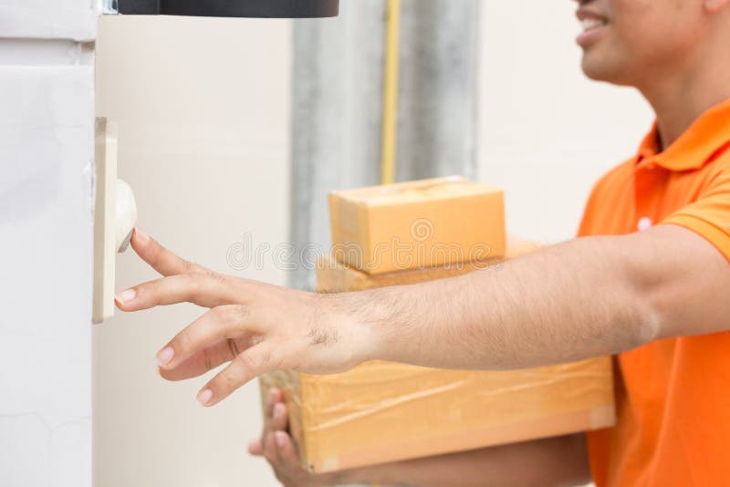 Ασιατικό άτομο με τους χτυπώντας πελάτες κιβωτίων δεμάτων doorbell στοκ εικόνα με δικαίωμα ελεύθερης χρήσης Ασιατικό άτομο με τους χτυπώντας πελάτες κιβωτίων δεμάτων doorbell στοκ εικόνα με δικαίωμα ελεύθερης χρήσης