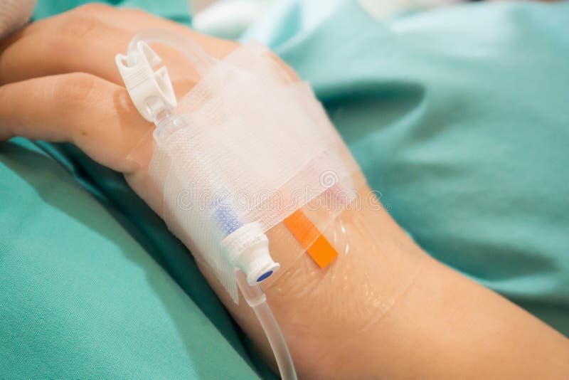 Ασιατικό υπομονετικό χέρι γυναικών σε IV σταλαγματιά με την αλατούχο λύση, ρευστό στοκ φωτογραφία με δικαίωμα ελεύθερης χρήσης Ασιατικό υπομονετικό χέρι γυναικών σε IV σταλαγματιά με την αλατούχο λύση, ρευστό στοκ φωτογραφία με δικαίωμα ελεύθερης χρήσης