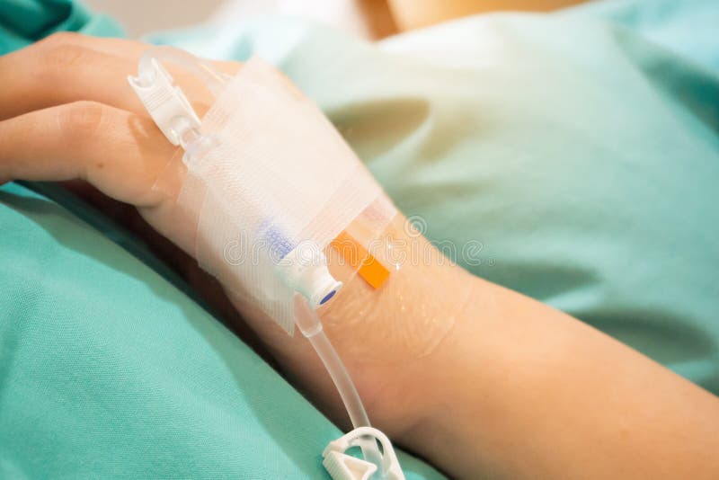 Ασιατικό υπομονετικό χέρι γυναικών σε IV σταλαγματιά με την αλατούχο λύση, ρευστό στοκ φωτογραφία με δικαίωμα ελεύθερης χρήσης Ασιατικό υπομονετικό χέρι γυναικών σε IV σταλαγματιά με την αλατούχο λύση, ρευστό στοκ φωτογραφία με δικαίωμα ελεύθερης χρήσης