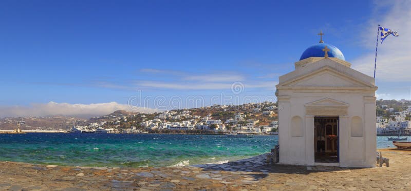 Ασπρισμένη και μπλε καλυμμένη δια θόλου εκκλησία του Άγιου Νικολάου στη Μύκονο, Ελλάδα, Ευρώπη Πανοραμική άποψη της παλαιών πόλης στοκ φωτογραφία με δικαίωμα ελεύθερης χρήσης Ασπρισμένη και μπλε καλυμμένη δια θόλου εκκλησία του Άγιου Νικολάου στη Μύκονο, Ελλάδα, Ευρώπη Πανοραμική άποψη της παλαιών πόλης στοκ φωτογραφία με δικαίωμα ελεύθερης χρήσης